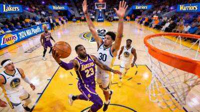 NBA季后赛湖人队对阵勇士队的篮球比赛画面